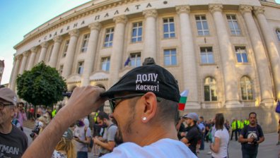 Хвърляне на каскети по стълбите на Съдебната палата за оставка на Гешев