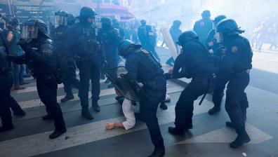 Протестите във Франция: Над милион по улиците се сблъскаха с полицията