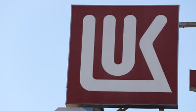 Обрат: "Лукойл" ще може да работи с руски петрол още година