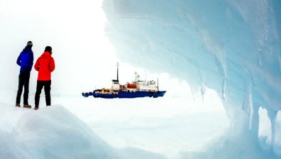 Хеликоптер достигна до кораба, заседнал в ледовете Антарктика