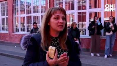 "Ще дойдете ли с нас на бала" - с тъпан и гайди ученици изненадаха класния си ръководител