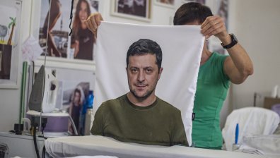 Спокойни сънища до Зеленски - възглавници с лика на президента се превърнаха в хит (+СНИМКИ)