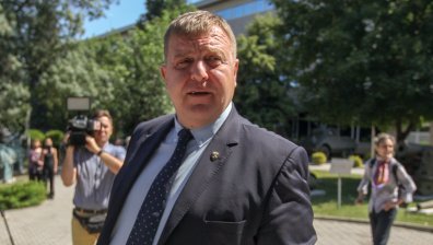 141 г. от създаването на Министерството на отбраната, Каракачанов откри изложба