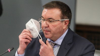 Проф. Ангелов: Вирусът ни опровергава ежедневно