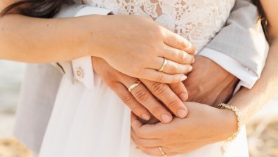 Мъж, оставил дъщеря си като бебе, се ожени за нея