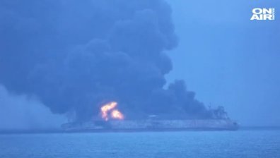 Повече от 30 души са в неизвестност след сблъсък между кораб и танкер