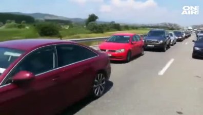 Километрична колона от автомобили се образува на "Кулата" (Обновена)