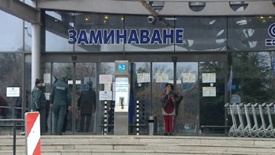 Под блокада: Отменени полети и хаос заради новия щам на Ковид