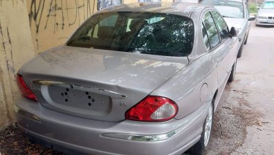 HelpBook: Изоставен е луксозен автомобил без номера в столичен квартал