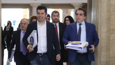 Страсти в полето на енергетиката: ПП-ДБ обвиниха служебната власт в популистки мерки