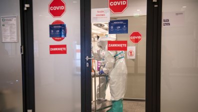Здравни експерти хвърлят оставки в Полша - не ги слушат за затягане на мерките