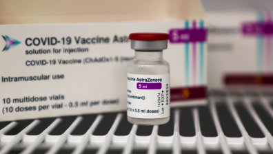 Наши експерти обясниха защо се образуват тромби след ваксинация с AstraZeneca