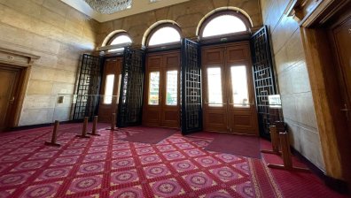 Металните решетки на входа на НС вбесиха "Възраждане"