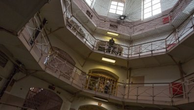 Осъдиха мъж за зверското убийството на майка си с нож