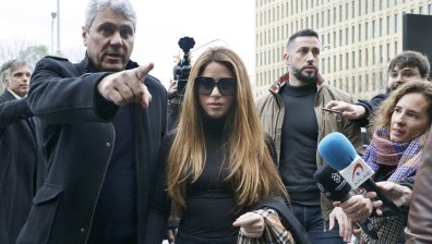 Шакира разбира за изневярата на Пике от медиите, докато баща ѝ е в интензивното