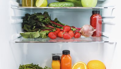 Лесен трик с вестник премахва неприятната миризма от хладилника ви