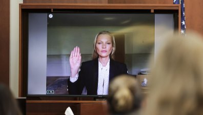 И Кейт Мос защити Джони Деп пред съда: Никога не ме е бутал по стълби