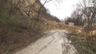 Опасно свлачище се активизира на брега на Дунав в Русенско