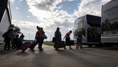 Евакуират хиляди в Тексас и Луизиана, "Лаура" се засили до ураган