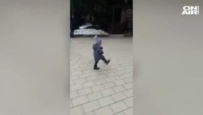 Изумителен малък гвардеец се превърна в тотален хит