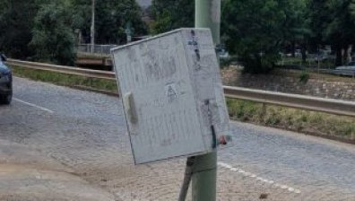 Столичани търсят собственика на старо неподдържано електрическо табло