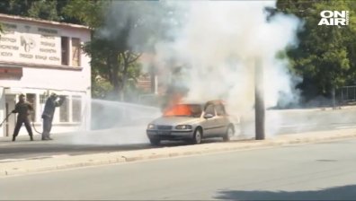 Кола се запали на светофар в Бургас, шофьорът е с изгаряния (+ВИДЕО)