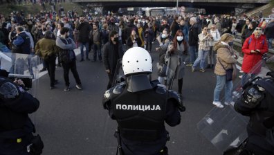 Полицаи в Сърбия бият протестиращите с бухалки и мотики