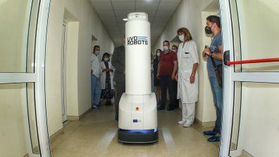 Министър Кацаров на представяне на робот за автономна дезинфекция