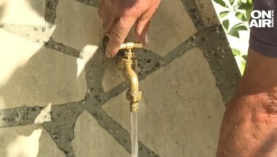 Кална вода тече от чешмите във Вакарел, 40 години хората нямат нормална питейна вода