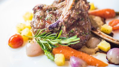 Вкусно и сочно: Рецепта за свинско с чесън и розмарин