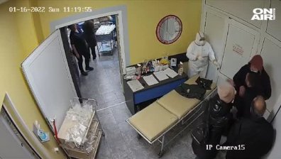 Брутална агресия: Мъж заплашва с убийство лекари в Русе и удря охранител