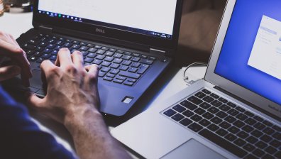 Парадоксът на AI: Технологията пести време, но удължава работния ден