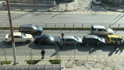 Верижна катастрофа с пет коли блокира бул. "Тодор Александров" в София