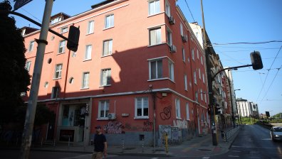 Двама млади мъже са задържани за намерения труп в шахта в центъра на София