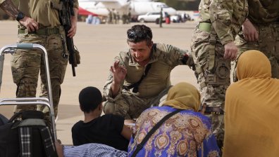 Хиляди суданци търсят изход от насилието, 1 600 европейци са изведени