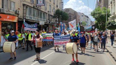 Хиляди полицаи блокираха центъра на София, хвърляха жълти стотинки по адрес на Асен Василев