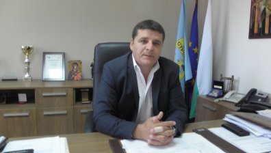 Мъж нападна с брадва кмета на Струмяни, от години тормози жителите