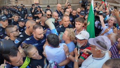Митов за ранените полицаи: Протестиращите не трябва да си помислят да ги докосват