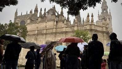 Наводнения и бури в Испания блокираха пътища и нанесоха щети