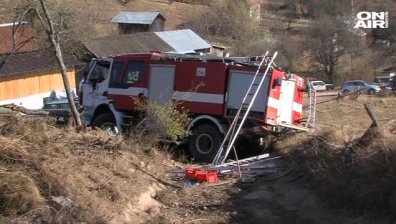 Противопожарен автомобил катастрофира в Благоевградско &ndash; няма пострадали