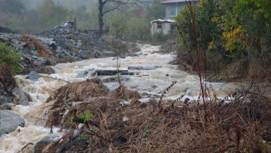 39 населени места остават без ток, има залети територии по морето