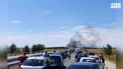 Кола се е запалила на АМ "Тракия" между Ямбол и Нова Загора (Видео)