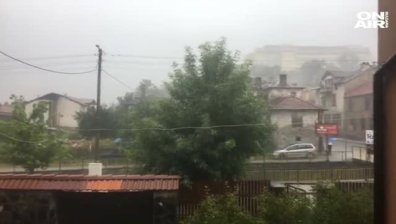 Порой в Чепеларе! Местните с опасения, че река Чая може отново да прелее