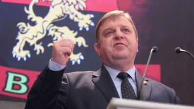 Потници, чорапи, зимни гуми... Каракачанов с култов коментар на обвиненията към МО