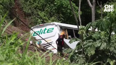 Най-малко 18 души загинаха, след като автобус падна в пропаст в Мексико