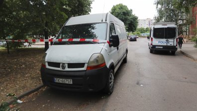 Издирват избягалия шофьор на микробуса с натъпкани 58 мигранти