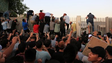 Над 120 ранени при щурм на парламента в Багдад