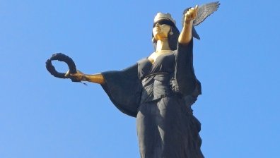 Статуята на Света София осъмна с черна превръзка на очите
