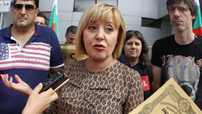 Мая Манолова и "Изправи се.БГ" облепиха КЕВР и "Топлофикация" с призив "Не плащай"