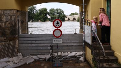 Наводненията в Германия блокираха пътища и жп линии, очакват се още дъждове